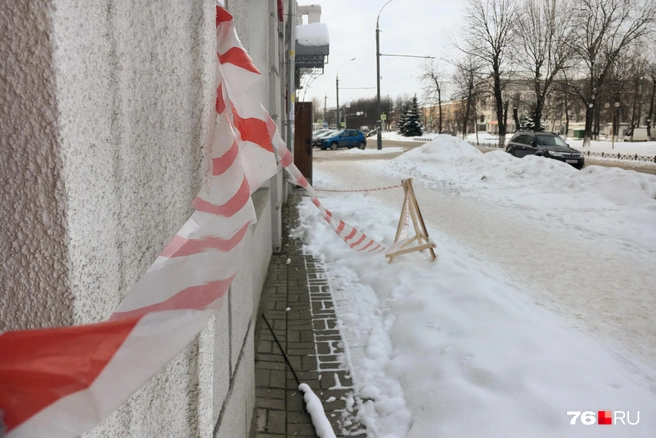 Сигнальными лентами обмотаны многие дома в центре | Источник: Елена Вахрушева