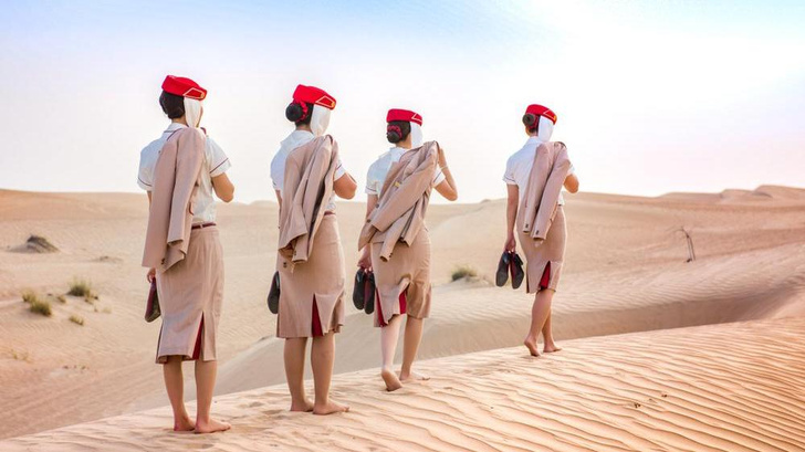 «Я благодарна Emirates, но не хочу тратить жизнь на разнос еды»: правда и мифы о работе стюардесс