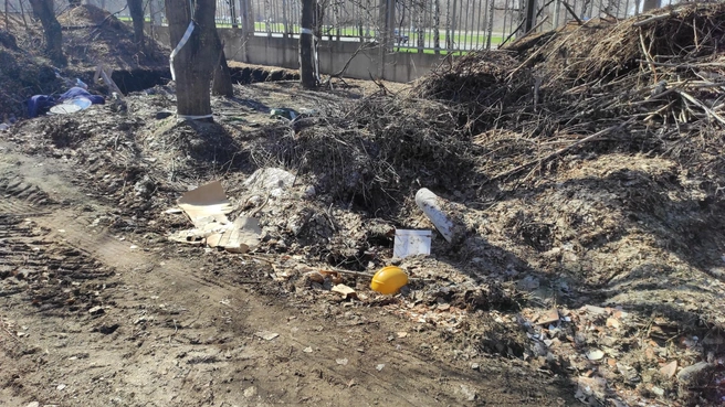 Территория за стадионом превратилась в одну большую свалку | Источник: Сергей Баранчуков, Гражданский патруль / Vk.com