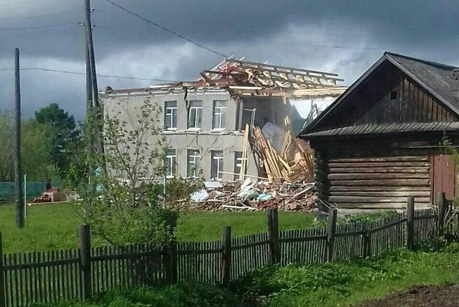 В 2017 году старая школа, стоявшая на подпорках, рухнула | Источник: «ЧП Пермский край [16+]» / Vk.com