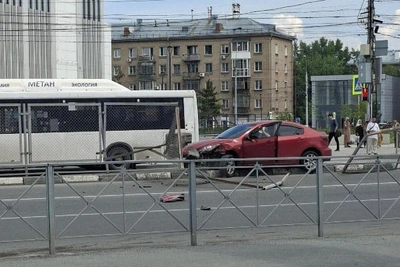 Mazda протаранила забор на площади Маркса