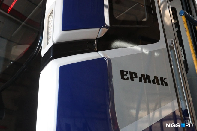 На корпусе первого вагона размещено название и «Ермак», а также ливрея&nbsp;— логотип Новосибирск | Источник: Андрей Бортко / NGS.RU