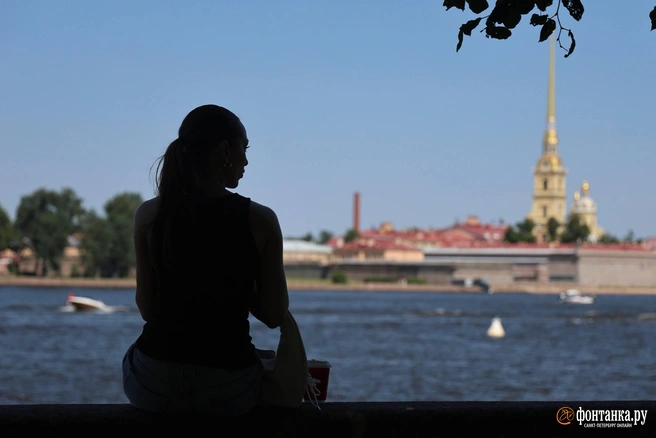 Сбросившие резиновые сапоги петербуржцы вышли загорать | Источник: Валентин Егоршин / FONTANKA.RU