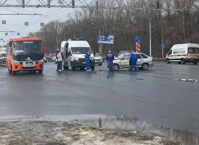 В ДТП около «Премьера» пострадали мужчина, женщина и подросток | ya62.ru