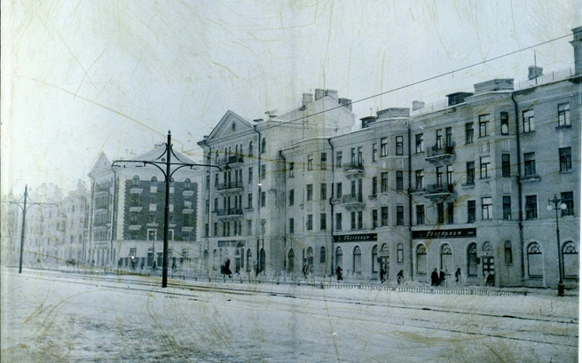 «Если начальство моторостроительного (сейчас „ОДК-Кузнецова“), авиационных заводов № 1 (сейчас РКЦ „Прогресс“) и № 18 (сейчас „Авикакор&nbsp;— авиационный завод“) жило, в основном, в центральной части Куйбышева, то рабочие, теснились преимущественно в общежитиях, коммуналках, а то и вовсе в землянках и бывших лагерных барках на Безымянке»,&nbsp;— говорит Малинкин | Источник: фотофонд Самарского областного государственного архива социально-политической истории
