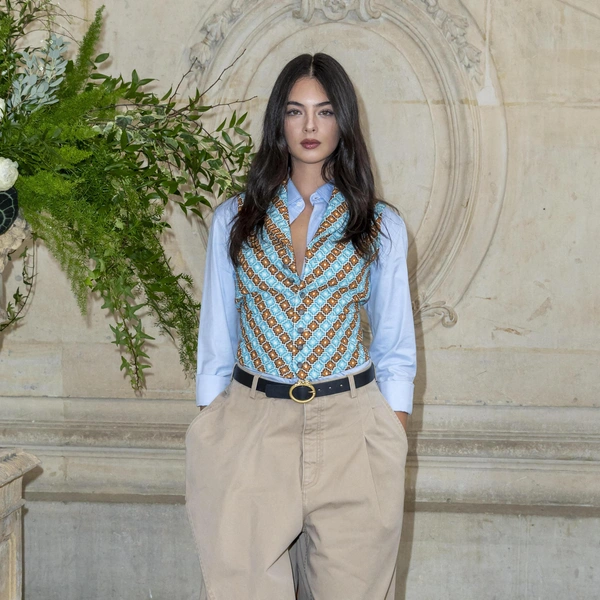 Дебют Джонатана Андерсона для Dior: цветы, скульптуры и новая женственность Дебют Джонатана Андерсона для Dior: цветы, скульптуры и новая женственность