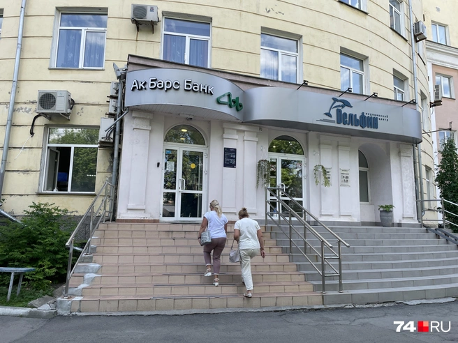 Банки все чаще вводят заградительные комиссии на операции с валютой  | Источник: Михаил Шилкин 