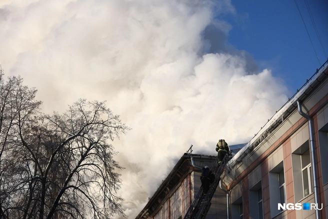 Сотрудница соседнего офиса сообщила, как выбегали из здания во время пожара студенты | Источник: Александр Ощепков / NGS.RU