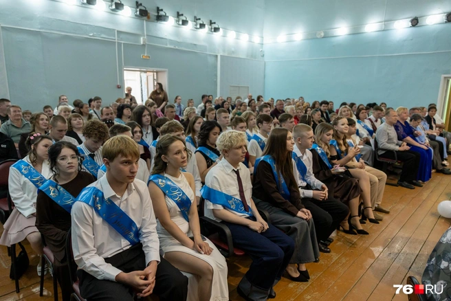 Даше аттестат вручили на выпускном девятиклассников  | Источник: Александр Куренной / 76.RU
