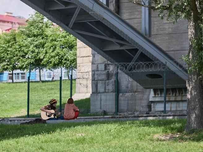 Сидеть на нагретой траве на набережной менее комфортно, чем в тени под мостом | Источник: Александр Ощепков / NGS.RU