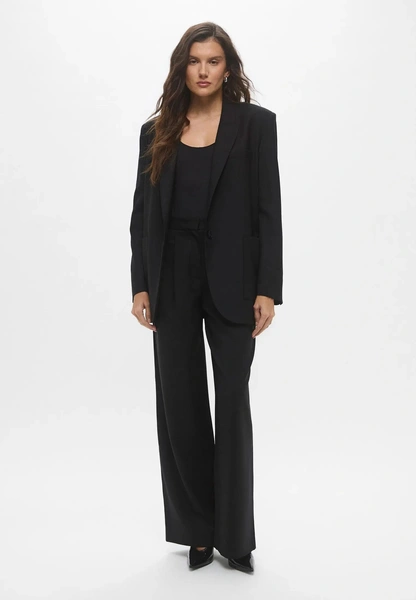 Брючный костюм снова в моде — и теперь он про ауру и власть, а не офис