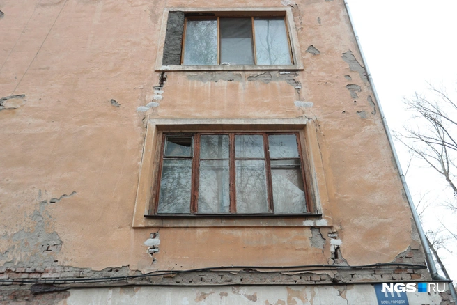 В некоторых квартирах уже стали выбивать окна, поэтому еще один страх жителей дома — это мародеры | Источник: Андрей Бортко / NGS.RU