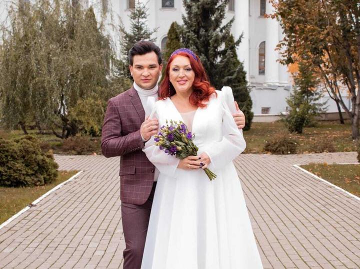 Дэниел Чижевский, женившийся на приемной матери: пара переехала в Москву и готовится к ЭКО