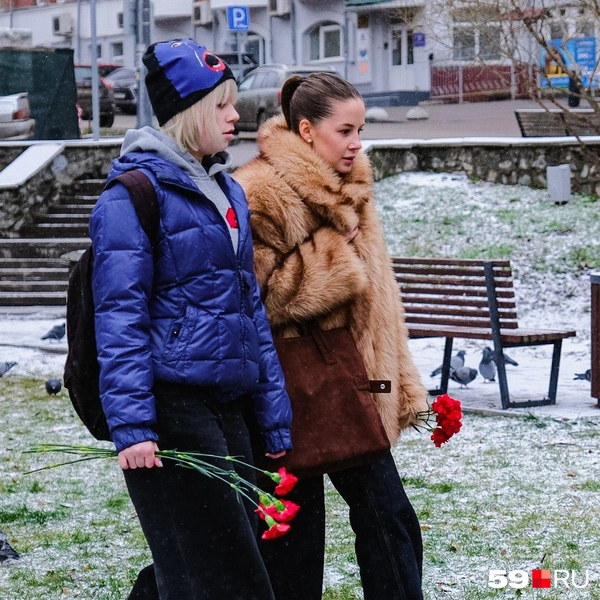 Пришли совсем юные девушки | Источник: Тимофей Калмаков / 59.RU