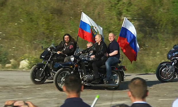 Фото №1 - Полиция не будет штрафовать Владимира Путина за езду без шлема