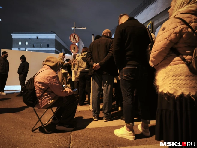 У храма Христа Спасителя в Москве, куда привезли мощи святого Спиридона Тримифунтского, очереди выстраиваются с ночи | Источник: Михаил Мечев / MSK1.RU