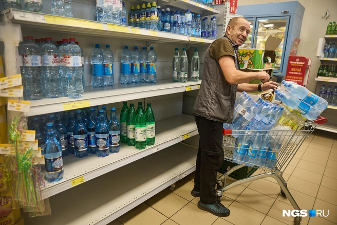 Воду разбирали, но дефицита её не наблюдалось | Источник: Александр Ощепков / NGS.RU