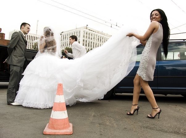 Айза Анохина решила продать свадебное платье, в котором вышла замуж за Гуфа