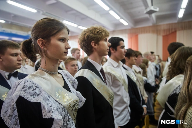 В гимназии № 15 прозвенел последний звонок | Источник: Александр Ощепков / NGS.RU