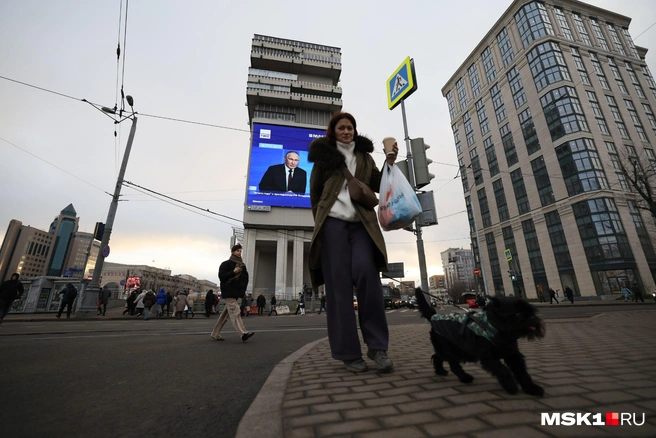 Москвичи следят за прямой линией с президентом | Источник: Артём Устюжанин / MSK1.RU