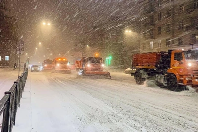 Петербург после метели: на уборку вышли тысячи машин