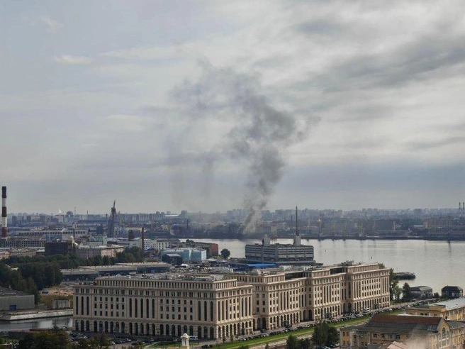 В петербургском порту тушат пожар на 50 квадратных метрах | Источник: читатель «Фонтанки»