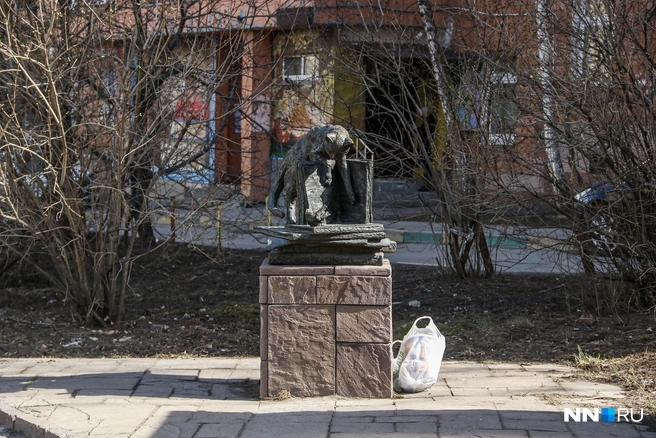 Рядом с детской библиотекой стоит скульптура кота и воробья | Источник: Наталья Бурухина / NN.RU