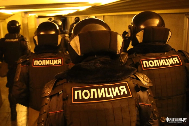 Леворадикалы и украинская символика. Силовики оцепили лес под Выборгом и задержали на фестивале около 100 человек | Источник: Павел Каравашкин / FONTANKA.RU