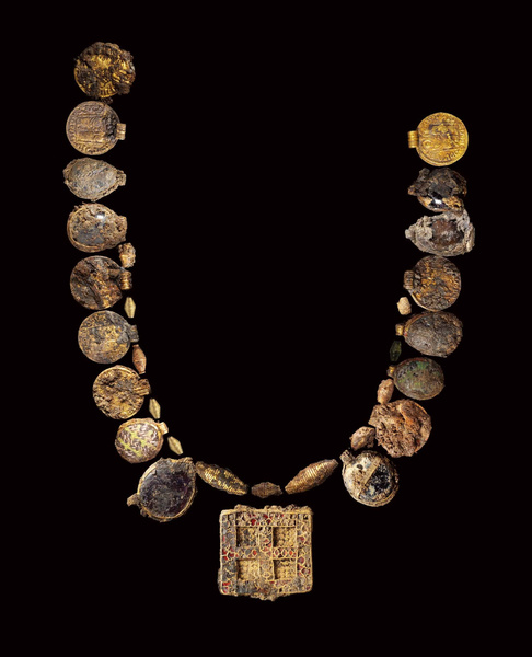 Гранаты в золоте: посмотрите на роскошное ожерелье богатой английской дамы VII века