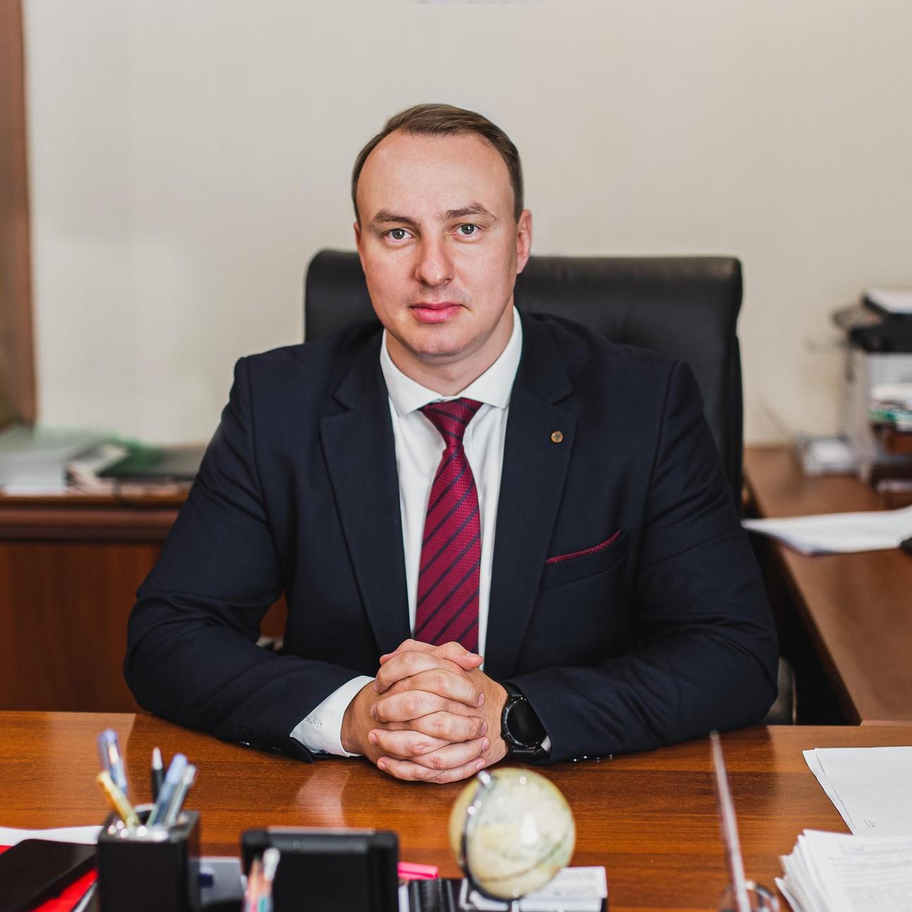 <p>кандидат медицинских наук, директор клинической больницы<a target="_blank" rel="sponsored" href="https://chita.rzd-medicine.ru/clinics/chuz-dorozhnaja-klinicheskaja-bolnica-oao-rzhd-centr-vosstanovitelnoj-mediciny-i-reabilitacii"> «РЖД-Медицина»</a> города Читы <br>Владимир Юрьевич Макаров</p>