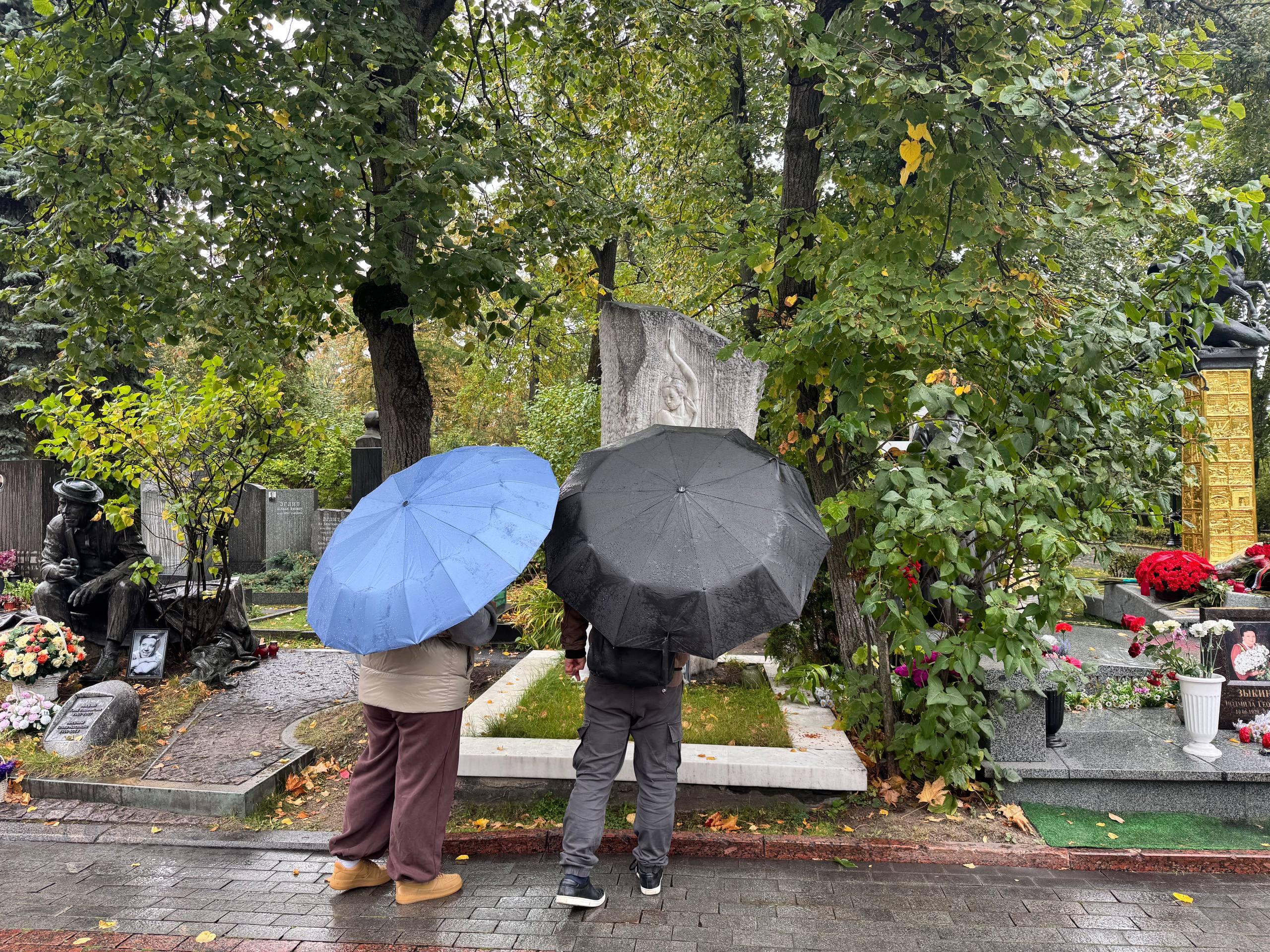 Белый мрамор покрылся пятнами. Почему могилы великих Чехова, Улановой и Хрущева на Новодевичьем пер…
