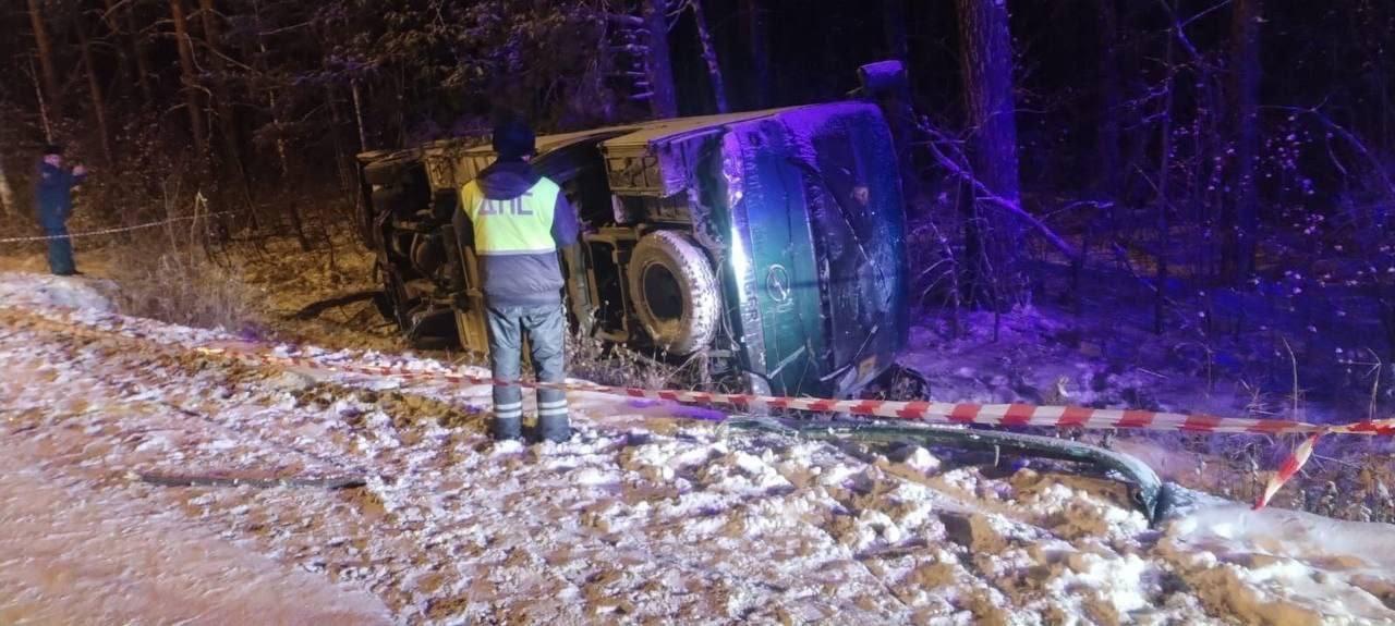 В Челябинской области автобус с 25 детьми слетел с дороги и перевернулся