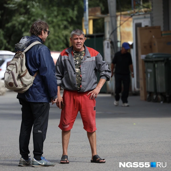 Вряд ли этот мужчина долго раздумывал, что надеть, у него в приоритете комфорт. Но получилось все равно интересно | Источник: Евгений Софийчук / NGS55.RU