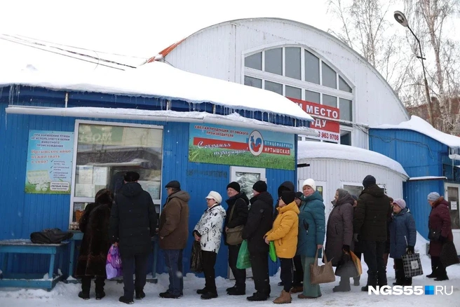 Покупатели терпеливо стоят в очереди за покупками. Кажется, что им это даже нравится | Источник: Евгений Софийчук / NGS55.RU
