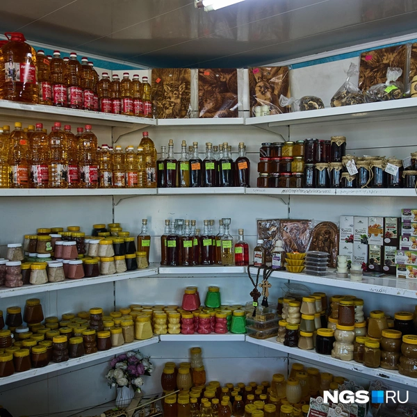 Среди прочего ассортимента&nbsp;— мед, медовуха, крепкие домашние наливки и даже эрзац-коньяки и виски | Источник: Александр Ощепков / NGS.ru