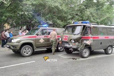 Столкновение УАЗа и Kia Rio в Новосибирске затруднило движение
