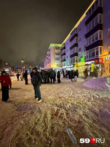 Пермячки сфотографировали толпу подростков у магазина, где ночью им продают алкоголь | Источник: Анна Кричфалушая