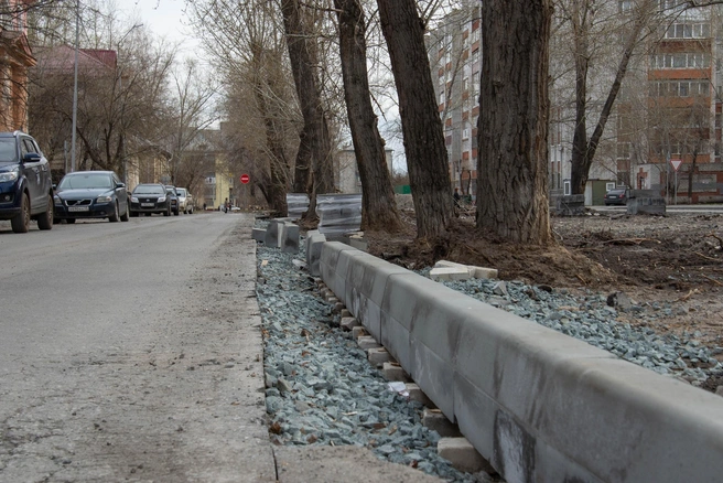 В новом сквере устанавливают бортовые камни | Источник: Пресс-служба администрации города Кургана