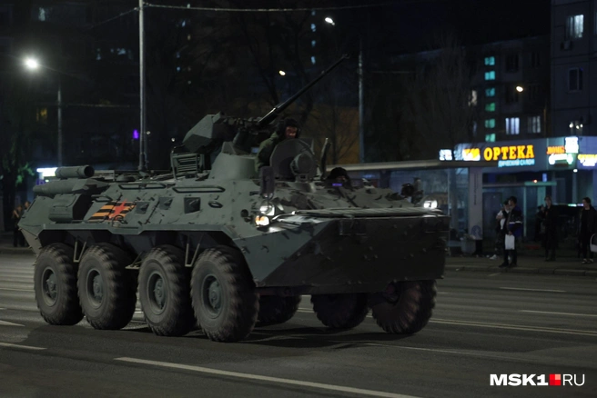 Военную технику перевозят с тренировочной площадки в Алабине во временный парк в Печатниках | Источник: Дмитрий Толстошеев / MSK1.RU