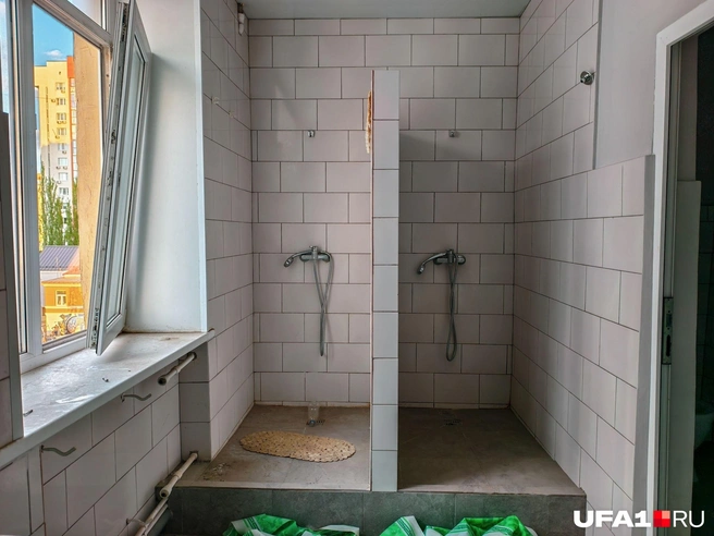 Видно, что незадолго до переезда из здания студентов, в туалетах и душевых проводился ремонт | Источник: Булат Салихов / UFA1.RU