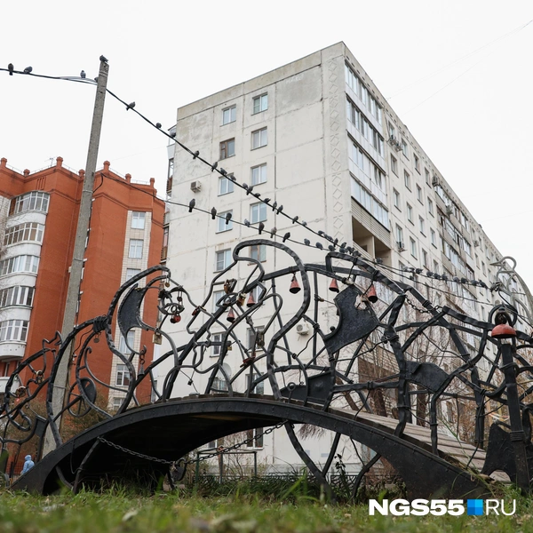 На мосту влюбленных застегнуты десятки замочков «на счастье» | Источник: Евгений Софийчук / NGS55.RU