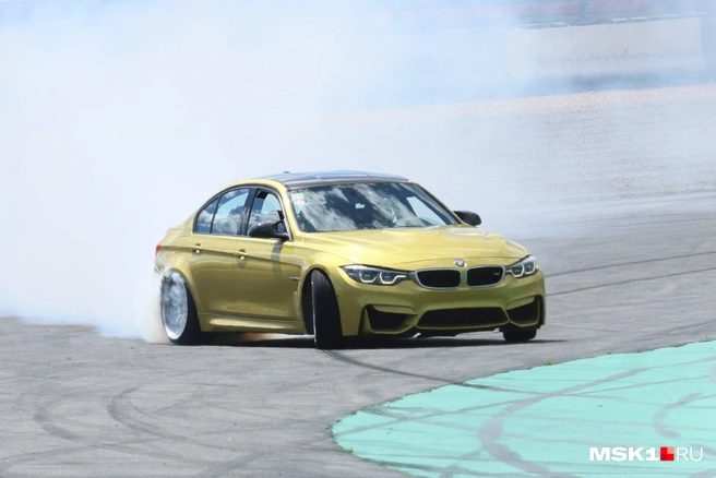 Один из гонщиков катается на BMW | Источник: Артем Устюжанин / MSK1.RU
