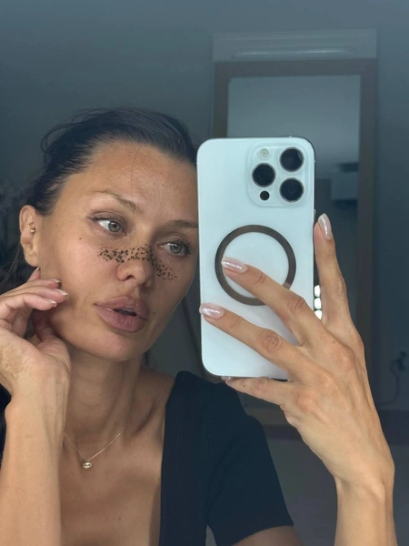 Боня нарисовала нелепые веснушки