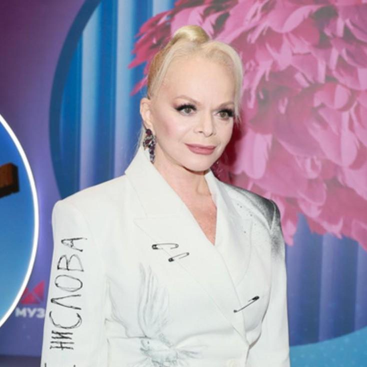 «Ничего сделать нельзя»: Лариса Долина снова перенесла переезд из проданной Лурье квартиры