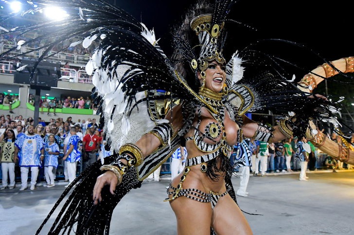 Голые танцовщицы на бразильском карнавале