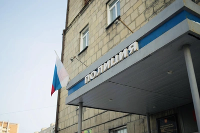 Школьник пнул собаку в подъезде новосибирского дома