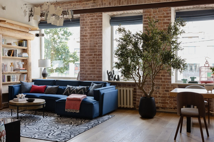Инженерная доска, Finex. Диван, Skdesign. Журнальный стол, Woonstores. Люстра, Loft Concept. | Источник: Софья Мирная. Стиль: Регина Александрова