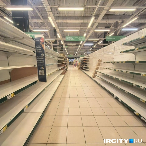 Сейчас некоторые полки в магазине пусты | Источник: Алёна Кашпарова / «ИрСити»