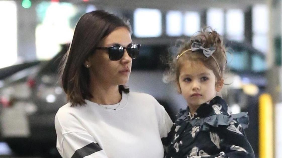 Дочь Милы Кунис и Эштона Кутчера выросла красоткой, но ее прячут от Голливуда