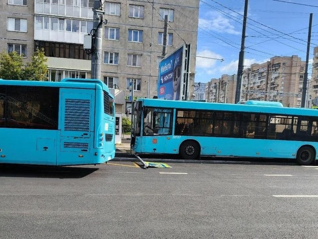 Автобус врезался в столб на Светлановском проспекте | Источник: Мегаполис | ДТП и ЧП | Санкт-Петербург | Питер